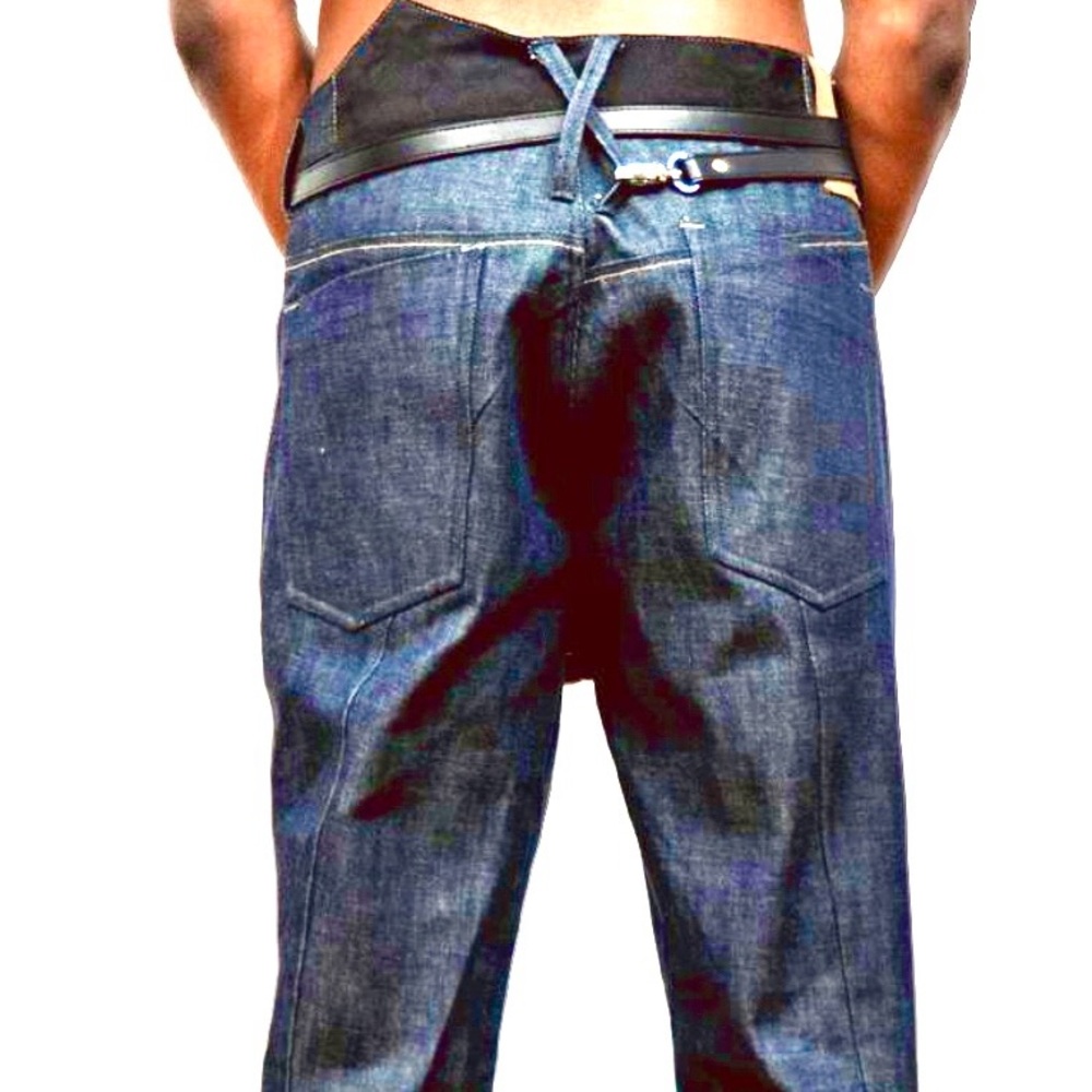 Relaxed Blue Jeans with Classic Style and Fading